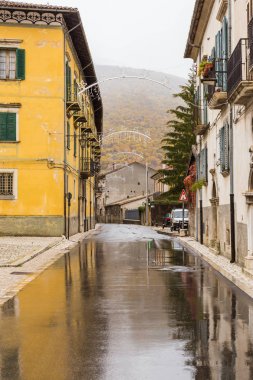 Villetta Barrea, Abruzzo, İtalya. 13 Ekim 2017. Kar yağışı ülkenin merkezinde belgelerinde fotoğraf