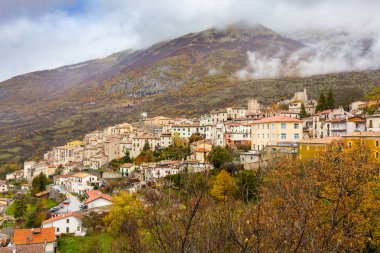 Barrea, Abruzzo, İtalya. 13 Ekim 2017. Uzaktan çerçeveli Barrea ülkenin belgesel fotoğraf