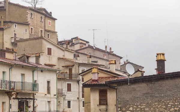 Villetta Barrea, Abruzzo, İtalya. 13 Ekim 2017. Kar yağışı ülkenin merkezinde belgelerinde fotoğraf