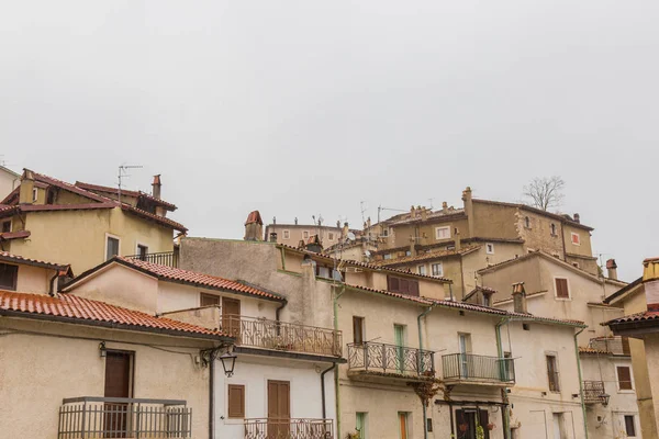 Villetta Barrea, Abruzzo, İtalya. 13 Ekim 2017. Kar yağışı ülkenin merkezinde belgelerinde fotoğraf