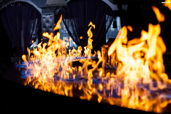 Fuego. Llama. El fuego en el bar. El mostrador del bar. espectáculo de fuego — Foto de Stock