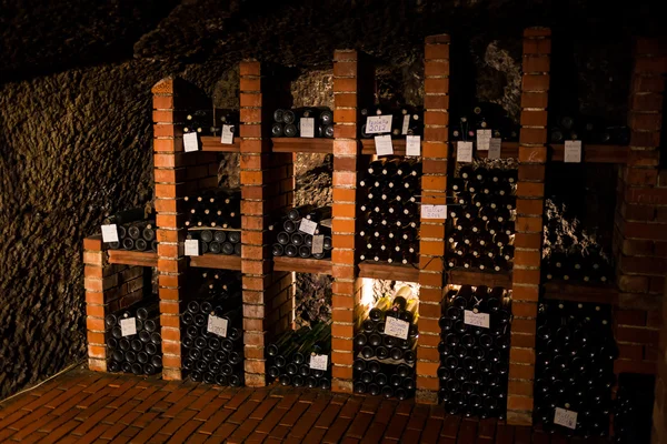 Vecchie botti di legno con vino in una volta di vino, invecchiato w tradizionale — Foto Stock