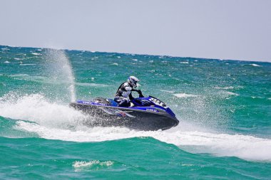 Popovka, Ukrayna - Ağustos 2012: Jet Ski. Jet Ski üzerinde genç adam. 