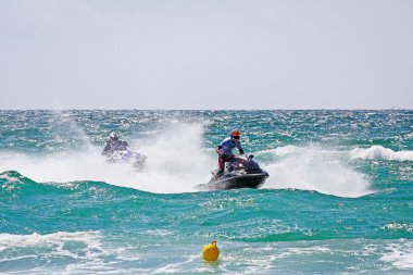 Popovka, Ukrayna - Ağustos 2012: Jet Ski. Jet Ski üzerinde genç adam. 