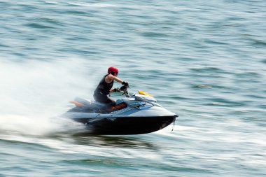 Popovka, Ukrayna - Ağustos 2012. Jet Ski üzerinde genç adam. Profesyonel jet ski binici. Jet Ski Şampiyonası. Jetski birçok hileler dalgalar üzerinde gerçekleştirir..