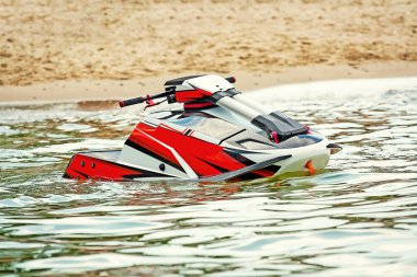 Jet ski dalgalar üzerinde