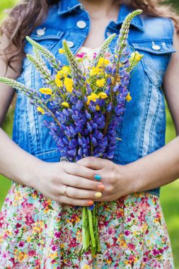 genç kız vahşi parlak renkler bir buket holding