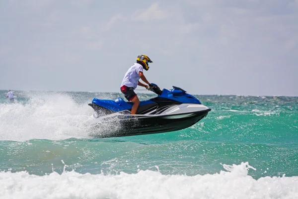 Jet Ski üzerinde genç adam. Profesyonel jet ski binici. Jet Ski Champi