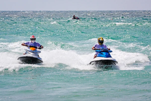 Jovem no Jet Ski. Piloto profissional de jet ski. Jet Ski Champi — Fotografia de Stock