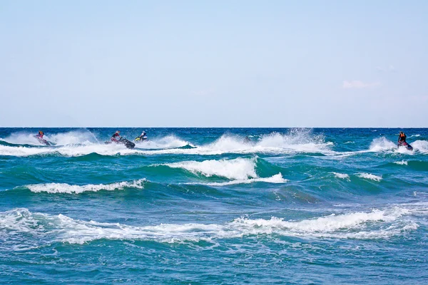 Jet Ski. Joven en Jet Ski. Jinete profesional de moto acuática. Campeonato de Jet Ski. Jetski realiza muchos trucos en las olas . —  Fotos de Stock