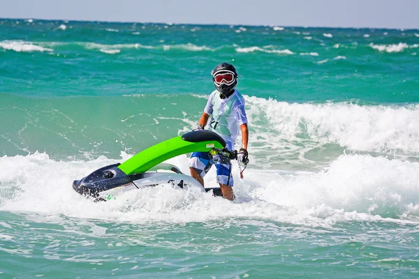 Jet Ski. Joven en Jet Ski. Jinete profesional de moto acuática. Campeonato de Jet Ski. Jetski realiza muchos trucos en las olas . —  Fotos de Stock