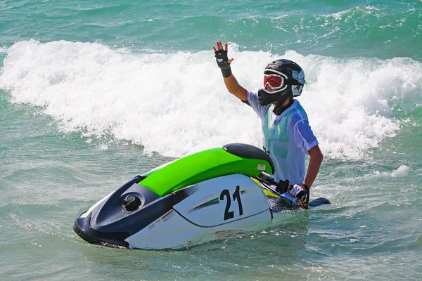 Jet Ski. Joven en Jet Ski. Jinete profesional de moto acuática. Campeonato de Jet Ski. Jetski realiza muchos trucos en las olas . —  Fotos de Stock