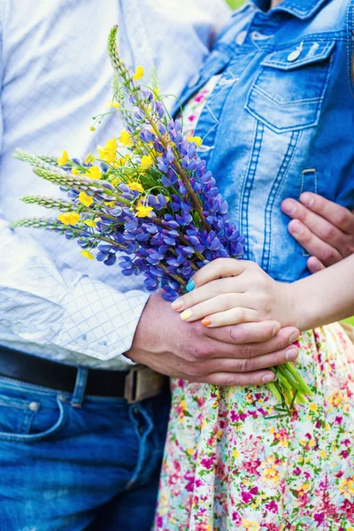 Loving young couple on a date with flowers — Stockfoto