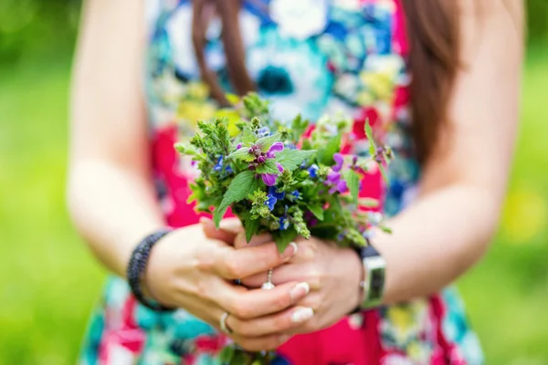 Молодая девушка с букетом диких ярких цветов — стоковое фото