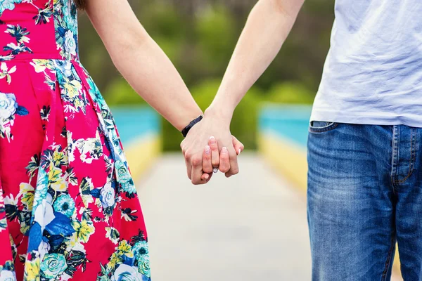 Tangan Berpegangan Pasangan Muda — Stok Foto