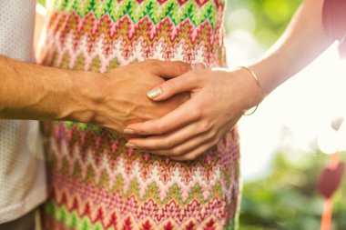 Genç çift el ele tutuşuyor.