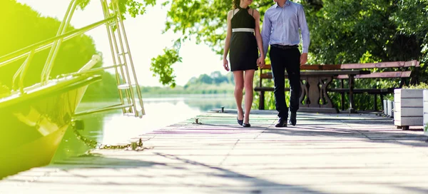 Romantiska par promenader på stranden. Unga glada interracial par — Stockfoto