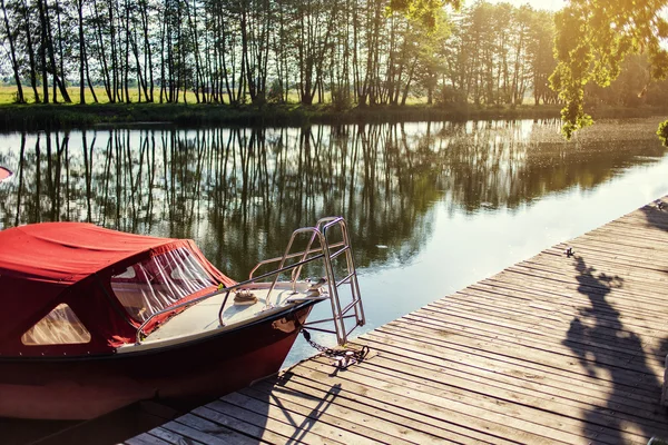 Barco amarrado en el muelle, verano, puesta de sol, hermoso paisaje — Foto de Stock