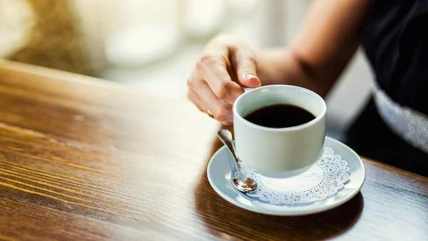Junges Mädchen mit einer Tasse Kaffee — Stockfoto