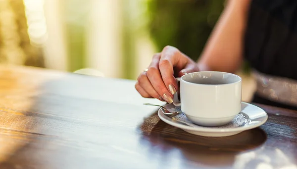 Junges Mädchen mit einer Tasse Kaffee — Stockfoto