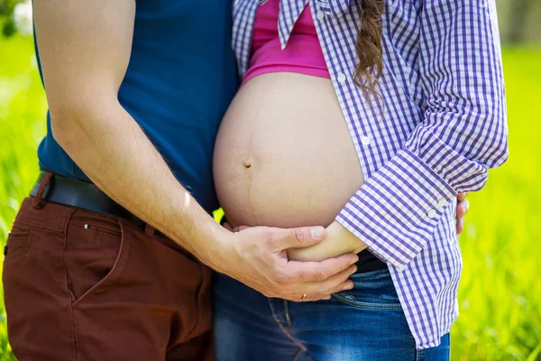 Embarazo, manos abrazando vientre embarazada —  Fotos de Stock