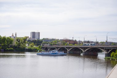 Vinnitsa, Ukrayna - 2014 olabilir. Vinnitsa Merkezi köprü Nehri Güney Bug, Vinnitsa, Merkezi Ukrayna, Panorama