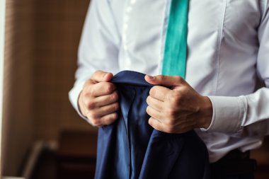 İşadamı bir ceket giyer. Politikacı, adamın tarzı, erkek eller closeup, Amerikan, Avrupa iş adamı, iş, moda ve giyim kavramı