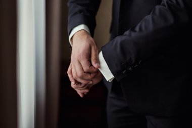 İşadamı bir ceket giyer. Politikacı, adamın tarzı, erkek eller closeup, Amerikan, Avrupa iş adamı, iş, moda ve giyim kavramı