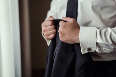 İşadamı bir ceket giyer. Politikacı, adamın tarzı, erkek eller closeup, Amerikan, Avrupa iş adamı, iş, moda ve giyim kavramı