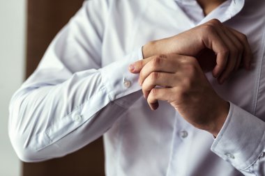 İşadamı elbise gömlek. Pencere elbise kol düğmeleri içinde Beyaz tişörtlü adam. Politikacı, adamın tarzı, işadamı kadar düğmelerini onun gömlek, erkek eller closeup, Amerikan, Avrupa iş adamı