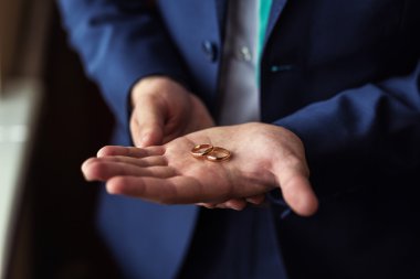 Alyans yalan bir güzel düğün kutusu, evlilik, damadın sabah, tutan bir alyans, erkek moda, adamın tarzı, erkek eller closeup, ABD'li iş adamı, Avrupa işadamı gelin