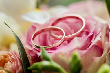 Alyans yalan üzerinde güzel düğün buketi, alyans yalan bir gül, Gelin aksesuarları, Avrupa düğün, Amerikan düğün