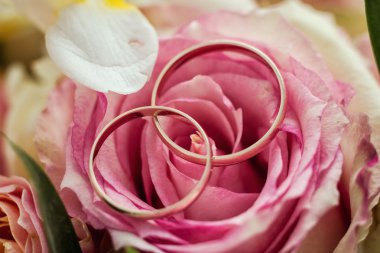 Alyans yalan üzerinde güzel düğün buketi, alyans yalan bir gül, Gelin aksesuarları, Avrupa düğün, Amerikan düğün