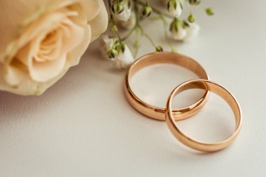 Alyans yalan üzerinde güzel düğün buketi, alyans yalan bir gül, Gelin aksesuarları, Avrupa düğün, Amerikan düğün