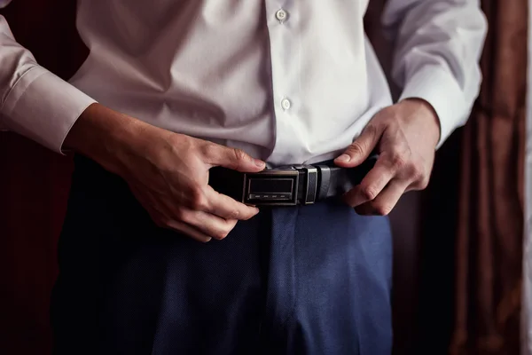 Man putting on a belt, Businessman, Politician, man's style, male hands closeup, American businessman, European businessman, a businessman from Asia, People, business, fashion and clothing concept — Stock Photo, Image