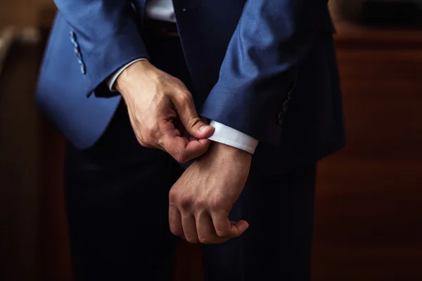 Zakenman draagt een jas. Man's stijl, mannelijke handen close-up, politicus, zakenman, Amerikaanse, Europese, business, mode en kleding concept — Stockfoto