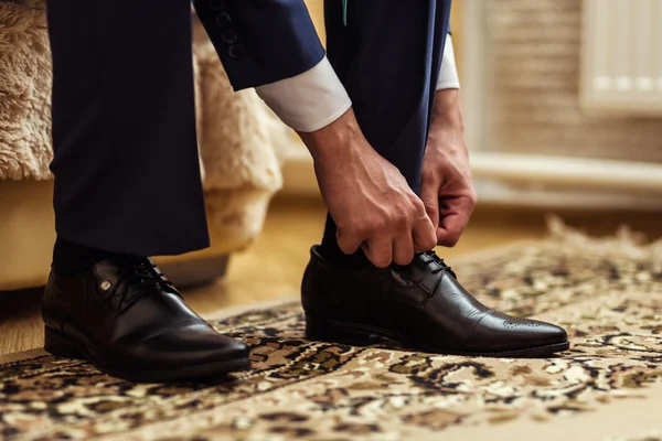 Business man clothes shoes, Politico, man 's style, Businessman buttoning his shirt, male hands closeup, Americano, European businessman, Gente, business, fashion and clothing concept — Foto de Stock