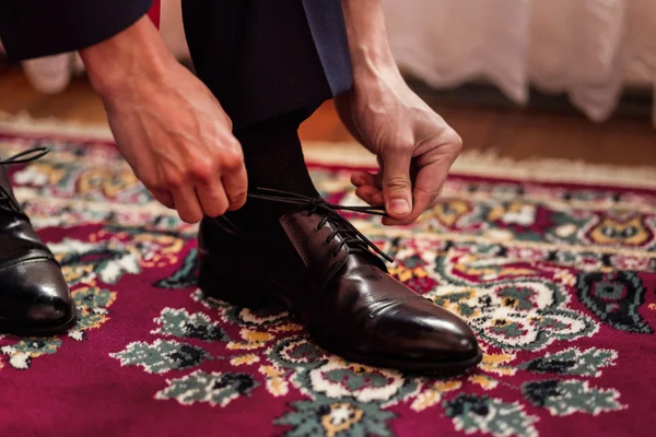 Homem de negócios roupas sapatos, político, estilo do homem, homem de negócios abotoando sua camisa, mãos masculinas close-up, americano, homem de negócios europeu, Pessoas, negócios, moda e vestuário conceito — Fotografia de Stock