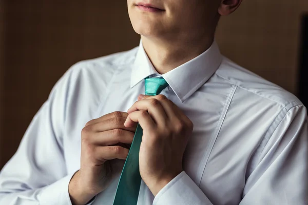 Concepto de personas, negocios, moda y ropa: primer plano del hombre con camisa vistiéndose y ajustando la corbata en el cuello en casa. Empresario poniéndose una corbata. Hombre poniéndose la corbata. Empresario vistiéndose por la mañana — Foto de Stock