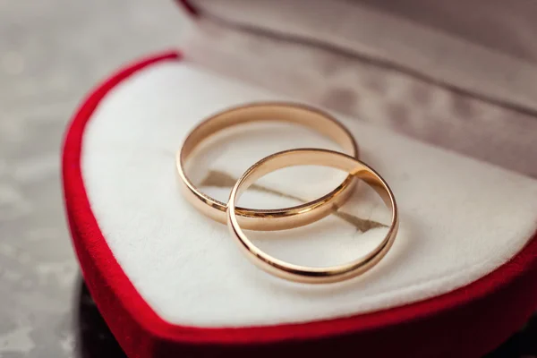 Trauringe liegen in einer schönen Hochzeitsbox, Hochzeit, — Stockfoto