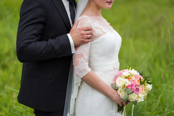Bouquet de mariée entre les mains de la mariée, accessoires de mariée, mariage européen, mariage américain — Photo