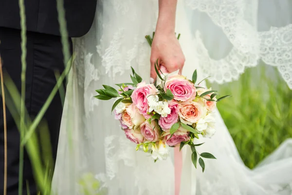 Bouquet de mariée entre les mains de la mariée, accessoires de mariée, mariage européen, mariage américain — Photo