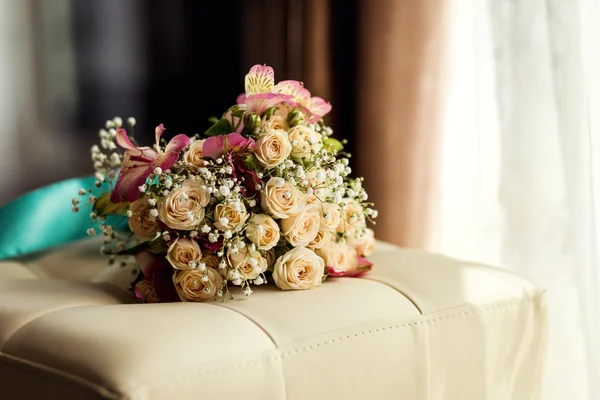 Bellissimo bouquet da sposa, accessori da sposa, matrimonio europeo, matrimonio americano — Foto Stock