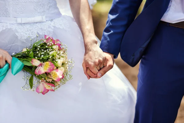 Свадебный букет в руках невесты, свадебные аксессуары, свадьба европейская, американская свадьба — стоковое фото