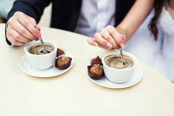 Kaffeepausen, zwei Tassen Kaffee auf einem Tisch, Paar, Dessert, Romantik, Liebe, Genuss, Jahrgang — Stockfoto