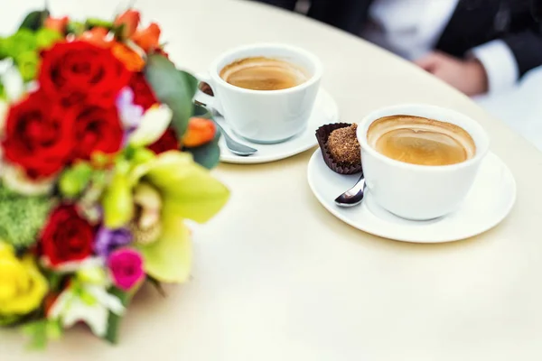 Pauses café, deux tasses de café sur une table, couple, dessert, romance, amour, plaisir, vintage — Photo