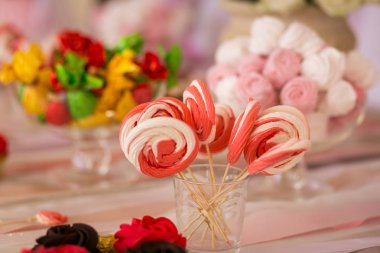 Çikolata. Lezzetli tatlı büfesi kekler. Tatlı tatil büfesi kekler ve diğer tatlılar. Tatlılar, şekerler, tatlı ile tablo