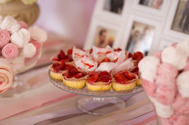 Çikolata. Lezzetli tatlı büfesi kekler. Tatlı tatil büfesi kekler ve diğer tatlılar. Tatlılar, şekerler, tatlı ile tablo