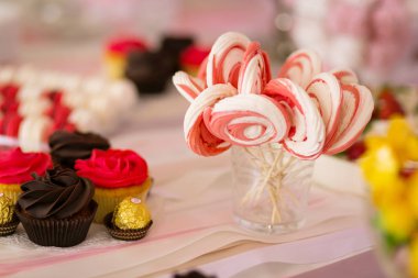 Çikolata. Lezzetli tatlı büfesi kekler. Tatlı tatil büfesi kekler ve diğer tatlılar. Tatlılar, şekerler, tatlı ile tablo