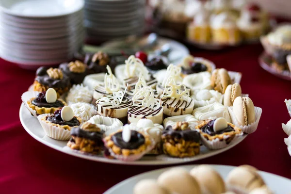 Конфетка. Вкусный сладкий шведский стол с кексами. Сладкий праздничный стол с кексами и другими десертами. — стоковое фото